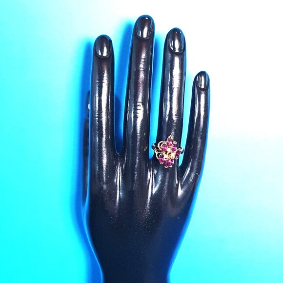 Elegant Vintage 18KT Gold H.G.E Purple Crystal Cluster Cocktail Ring – Size 5 - Picture 4 of 15